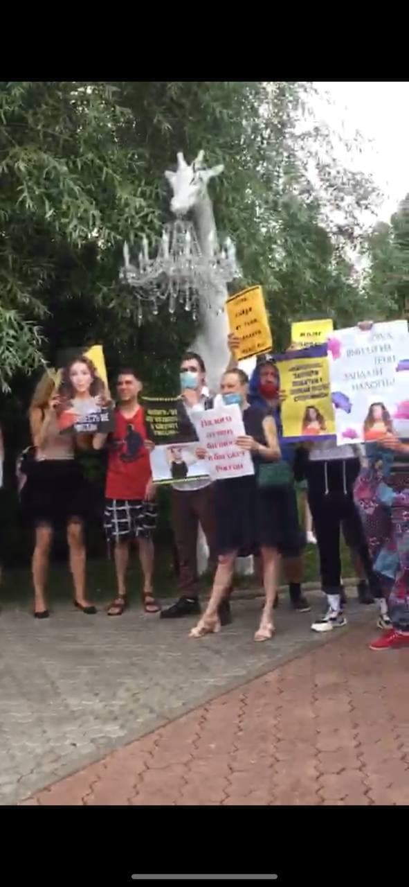 Втекла з величезною кількістю охорони: у Москві зірвали концерт Ані Лорак (відео)